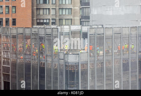 Lavoratori edili lavorando sulla creazione di un alto edificio a Manhattan Foto Stock