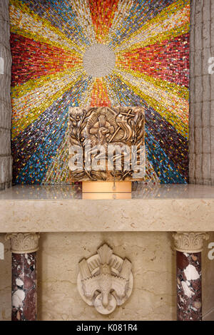 Mosaico Starburst per padre, Agnello di Dio dimora per figlio e pietra per la colomba dello Spirito Santo in altare laterale della chiesa cattolica Foto Stock