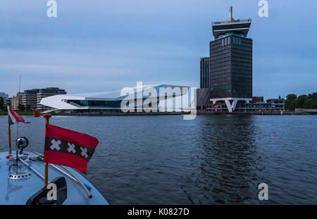 Occhio film museum e ex edificio shell con bandiera di Amsterdam in Amsterdam, Paesi Bassi. Foto Stock