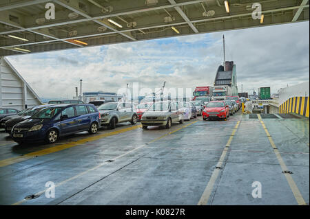 Auto parcheggiate sulla piattaforma esterna di un passeggero traghetto per auto in attesa della partenza dal Porto di Dublino, Irlanda Foto Stock