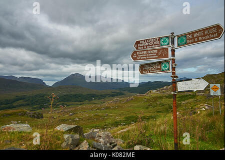 Molls Gap sul Ring of Kerry route nella Contea di Kerry, Irlanda è una lacuna nel paesaggio arido dove la strada scende attraverso a Kenmare. Foto Stock