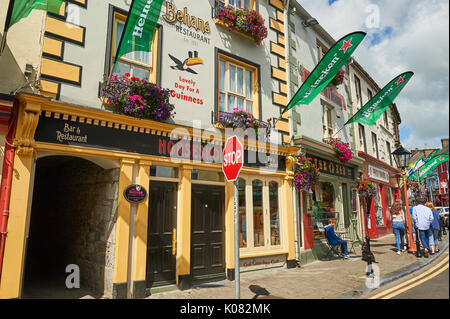 Gli ornati e colorata facciata dell'Horseshoe Inn nel centro di Listowel, nella contea di Kerry, Irlanda. Foto Stock