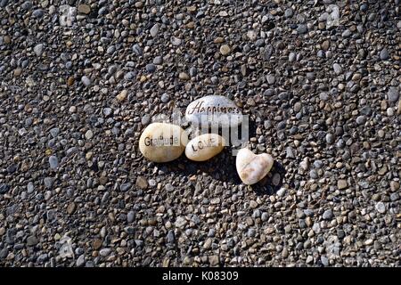 Parole di sensazione stampato su rocce sulla superficie sassosa Foto Stock