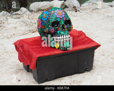 Cranio colorati souvenir di antica cultura maya in Chichen Itza Foto Stock