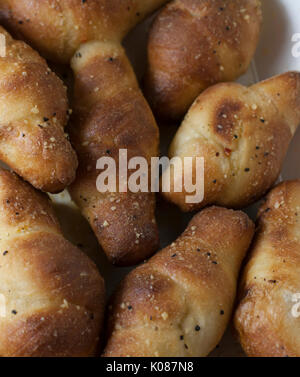 Hot, fresco piccante di rotoli presentato in un cartone, bianco che serve carton Foto Stock