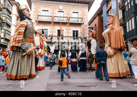 Comparsa De Gigantes Y Cabezudos Tolosa in Tolosa Spagna - giganti e teste grandi parade Foto Stock