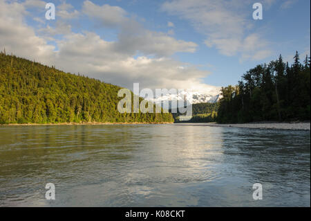 Abbassare Stikine river prima di entrare in montagne costiere Foto Stock