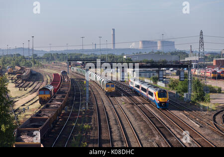 East Midlands classe treni 222 & Freightliner classe 66 tira la pietra pass Toton TMD, Nottinghamshire 222 è in esecuzione a vuoto da Derby - Sheffield Foto Stock