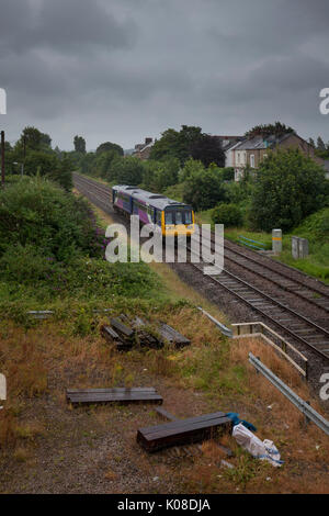 Una rampa settentrionale classe 142 pacer treno si avvicinava Morecambe con il 1651 Lancaster - Morecambe Foto Stock