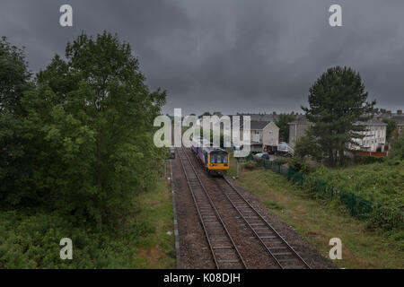 Una rampa settentrionale classe 142 pacer treno parte Morecambe con il 1708 Morecambe - Lancaster Foto Stock