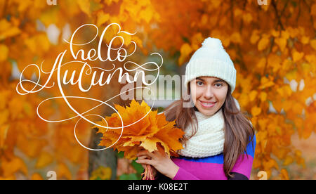 Ciao autunno calligraphy lettering testo sulla bella donna autunno in golden park Foto Stock