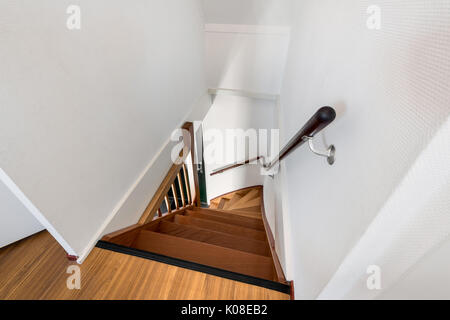 Moderne scale in legno in casa Foto Stock