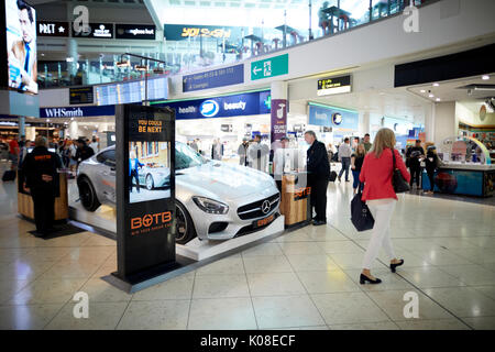 Vinci un auto BOTB concorsi all'interno del Terminal Nord all'Aeroporto Internazionale di Gatwick Foto Stock