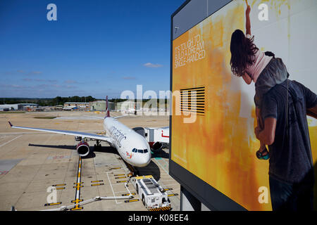 Un Virgin Atlantic Airbus 330 al gate in Gatwick Airport North Terminal Foto Stock