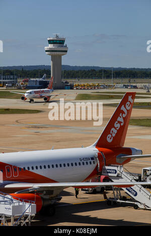 Il controllo del traffico aereo torre e low-cost carrier EasyJet dell'aeroporto di Gatwick North Terminal Foto Stock