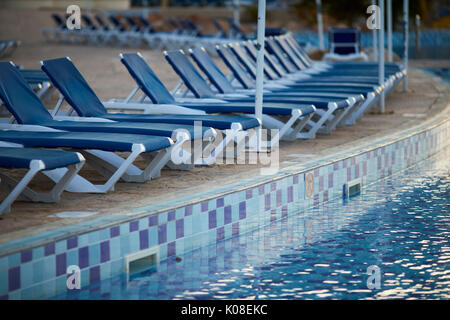 Meliá Marina Varadero, Cuba, lettini per prendere il sole a bordo piscina Foto Stock