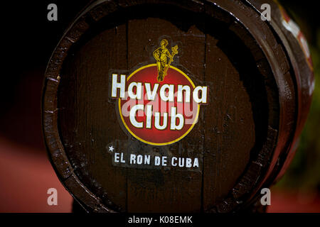 Havana Club logo e la canna a livello locale rum cubano e negozio di liquori a Varadero Cuba un isola dei Caraibi nazione sotto il dominio comunista Foto Stock