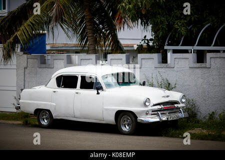 White Classic American Automobile retrò Varadero Cuba un isola dei Caraibi nazione sotto il dominio comunista Foto Stock