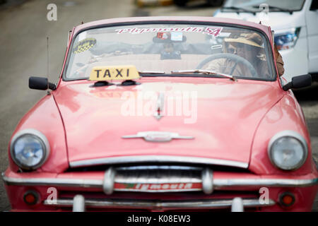 Locale cubano rosa retrò classico Amerciac auto taxi per i turisti a Varadero Cuba un isola dei Caraibi nazione sotto il regime comunista, Foto Stock