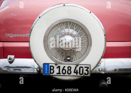 Locale cubano rosa retrò classico American Plymouth auto taxi per i turisti a Varadero Cuba un isola dei Caraibi nazione sotto il regime comunista, Foto Stock