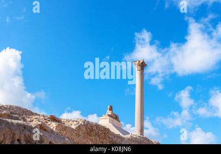 La colonna di Pompeo e sfinge antica statua romana colonna trionfale in Alessandria, Egitto Foto Stock