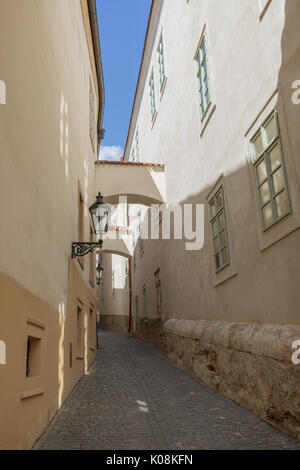 E strette in ciottoli di vuoto thunovska street e vecchi edifici presso il quartiere Malá strana del distretto di Praga, Repubblica ceca. Foto Stock