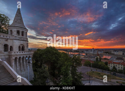 Budapest, Ungheria - bellissima alba e le nuvole colorate e il cielo sopra la capitale di Ungheria e il parlamento ungherese preso dal Bastione del Pescatore Foto Stock