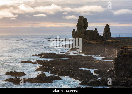 Bird rock , Londrangar, Snaefellsjoekull National Park, Western Islanda, Europa Foto Stock