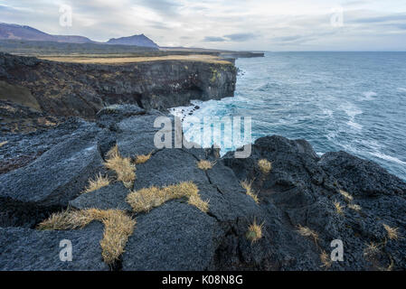 Scogliere di basalto in Londrangar, Snaefellsjoekull National Park, Western Islanda, Europa Foto Stock