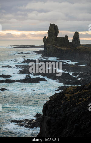 Colpo verticale di uccello rock , Londrangar, Snaefellsjoekull National Park, Western Islanda, Europa Foto Stock