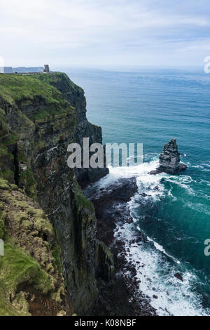 O'Brien dalla torre e Breanan Mór rock. Scogliere di Moher, Liscannor, Munster, Co.Clare, Irlanda, Europa. Foto Stock