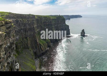 Breanan Mór rock, Grotta Gigante e O'Brien's Tower. Scogliere di Moher, Liscannor, Munster, Co.Clare, Irlanda, Europa. Foto Stock