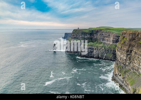 O'Brien dalla torre e Breanan Mór rock. Scogliere di Moher, Liscannor, Munster, Co.Clare, Irlanda, Europa. Foto Stock