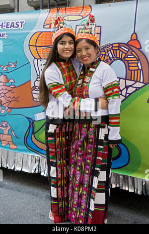 Ritratto di un indiano la madre e la figlia dalla tribù Mizo in costumi tradizionali al 2017 India parata del giorno a Manhattan, New York City. Foto Stock