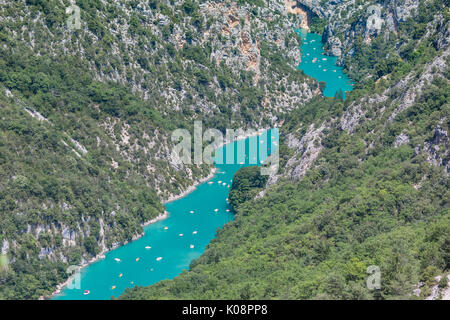 Barche a remi sulle acque delle Gorges du Verdon. La Palud-sur-Verdon, Alpes-de-Haute-Provence, Provence-Alpes-Côte d'Azur, in Francia, in Europa. Foto Stock