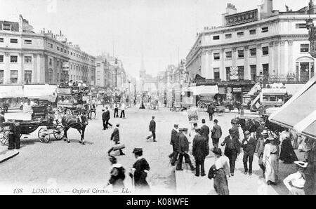 Occupato di scena a Oxford Circus, Londra centrale, guardando verso nord in direzione di Langham Place e tutte le anime Chiesa. circa 1900 Foto Stock