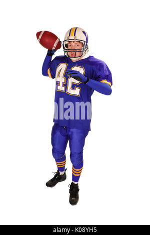 Stile Americano football quarterback lancia la palla.sparato contro uno sfondo bianco Foto Stock