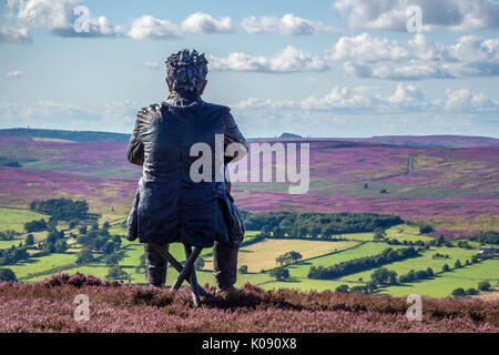La figura seduta di un uomo su Castleton Rigg, vicino Westerdale nel North York Moors National Park. Artista Sean Henry e questa arte pubblica è stata commiss Foto Stock