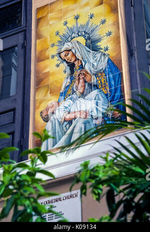 Questa illustrazione religiosa di colorate piastrelle di ceramica che mostra la Vergine Maria tenendo in braccio Gesù Bambino è sull'esterno della Cattedrale di San Juan Bautista nella storica Vecchia San Juan nel Commonwealth of Puerto Rico (PR), un territorio non costituite in società degli Stati Uniti nel Mar dei Caraibi. La cattedrale è stata costruita nei primi anni del Cinquecento e trattiene il sepolcro marmoreo di Ponce de Leon, il famoso esploratore spagnolo che ha fondato a San Juan. Foto Stock