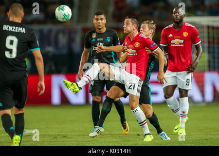 Skopje, ERIM - Agosto 8,2017: Real Madrid Toni Kroos e il Manchester United Ander Herrera durante la Coppa UEFA Intertoto partita finale tra il Real Madrid un Foto Stock