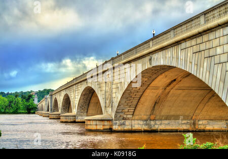 L'Arlington Memorial Bridge attraverso il fiume Potomac a Washington, D.C. Foto Stock