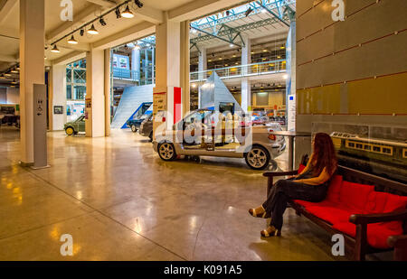 La Fiat Centro Storico è un museo e archivio di business in base a Torino. Espone automobili, aerei, treni, trattori, camion, biciclette, lavatrici, frigoriferi con il marchio Fiat Foto Stock