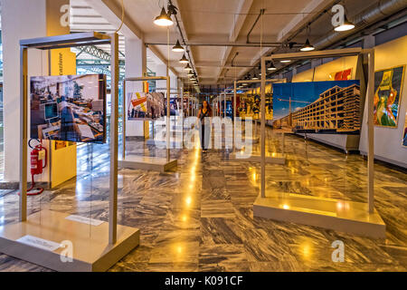 La Fiat Centro Storico è un museo e archivio di business in base a Torino. Espone automobili, aerei, treni, trattori, camion, biciclette, lavatrici, frigoriferi con il marchio Fiat Foto Stock