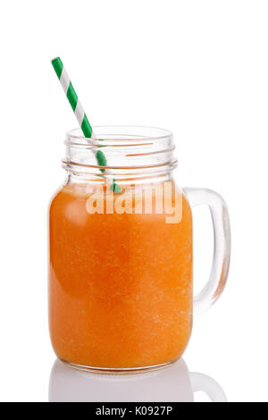I frullati di mango, arancione e la carota isolati su sfondo bianco. Preparate di fresco bevanda a base di frutta e verdura in un vasetto di vetro Foto Stock