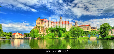 Sigmaringen Castle su una banca del fiume Danubio in Baden-Württemberg, Germania Foto Stock