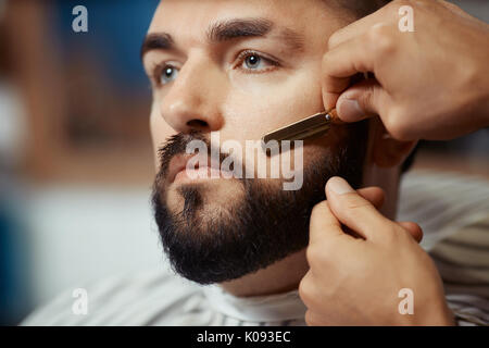 Crop uomo barba di trimming di client Foto Stock