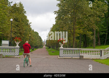 Un uomo su una bici a Kadriorg Park Foto Stock