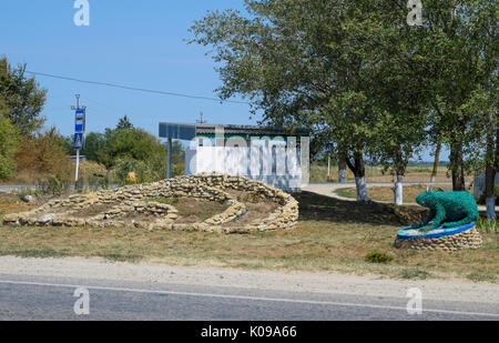 Petrovskaya, Russia - Agosto 20, 2017: Monumento a una favola su una principessa rana. Il simbolo delle inondazioni e degli estuari nel villaggio Petrovska Foto Stock