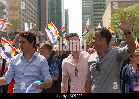 Montreal, Canada - 20 August 2017. Il primo ministro canadese Justin Trudeau e in Irlanda il Primo Ministro Leo Varadkar prendere parte a Montreal Pride Parade. Foto Stock