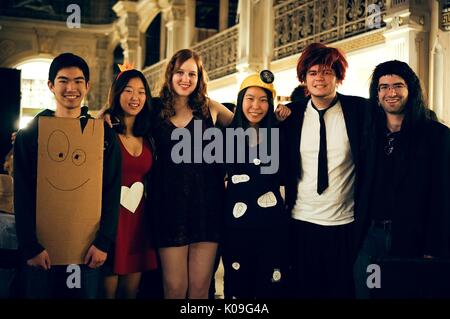 Un gruppo di studenti del college posano per una foto, tutti gli studenti sono in vari costumi, Halloween presso la Johns Hopkins University di George Peabody Library, 2015. La cortesia Eric Chen. Foto Stock